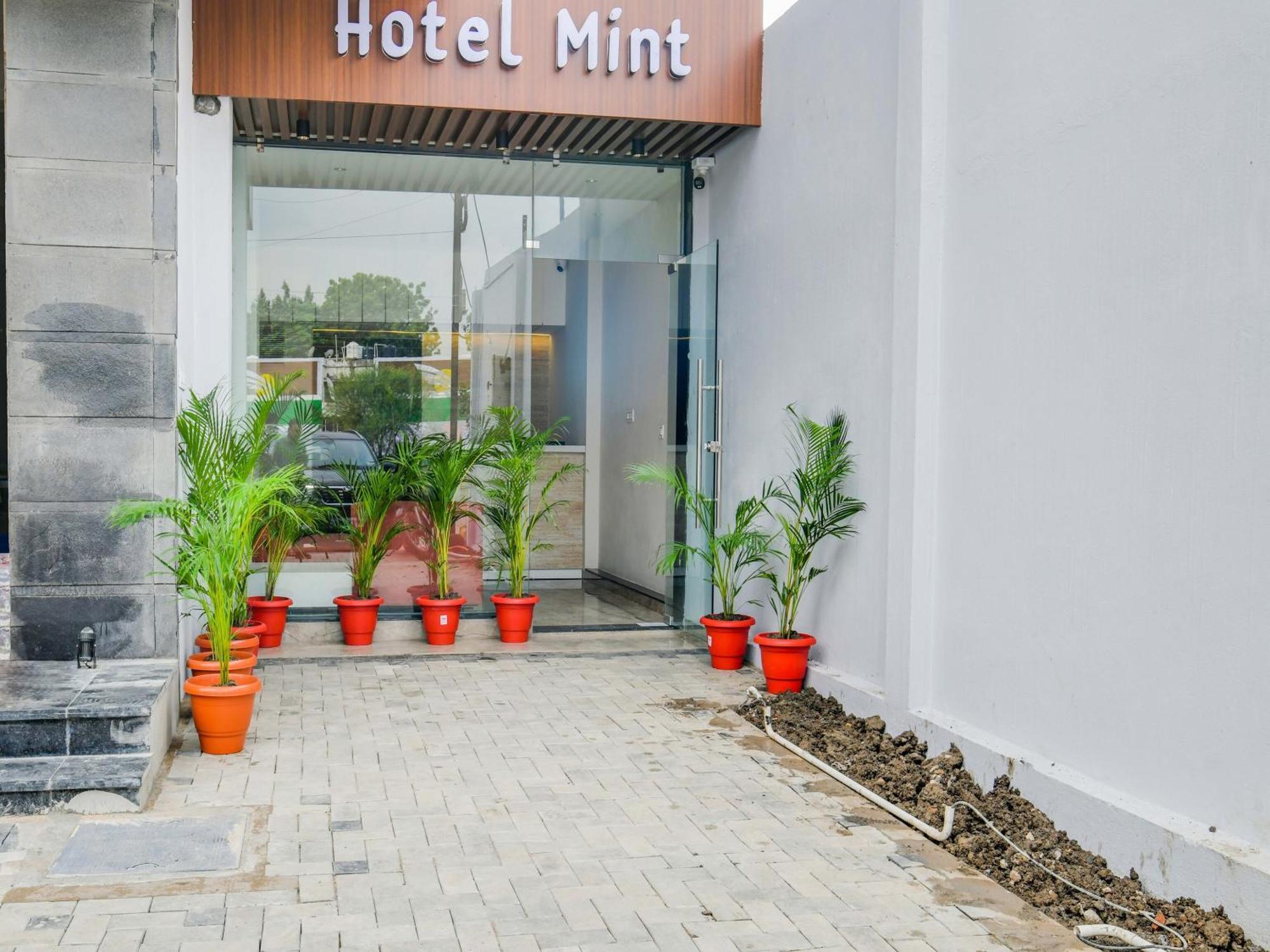 Collection O Hotel Mint Индор Екстериор снимка